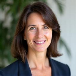 Retrato de la Dra. María González, psicóloga experta en mindfulness.